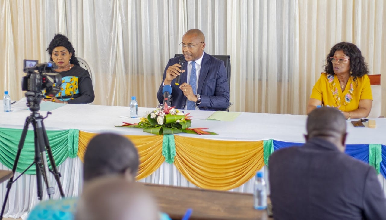 Organisation du premier examen national des diplômes des professions paramédicales au Gabon.