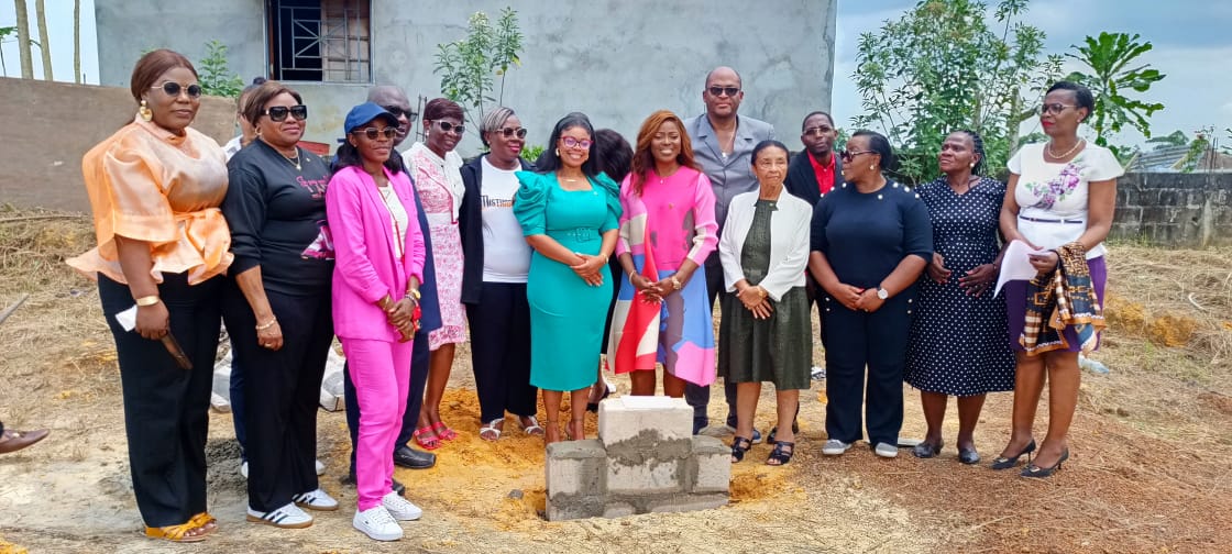 [Pose de la première pierre de l'orphelinat 