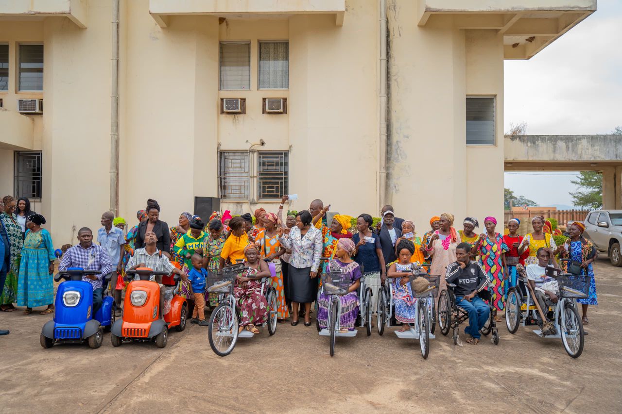 Le Ministre des Affaires Sociales matérialise la solidarité du Président pour le bien-être de ses concitoyens.