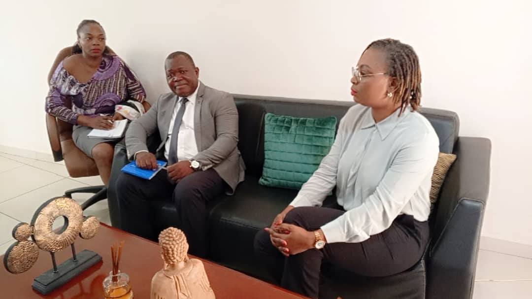 Séance de travail avec la société INVACARE Madame Nadine EYI, Directrice Générale des Affaires Sociales, a tenu une séance de travail avec le Responsable de la société INVACARE, spécialisée dans la fabrication de matériel orthopédique. Cette rencontre s'inscrit dans la volonté du Ministère des Affaires Sociales de renforcer l'accès aux équipements adaptés pour améliorer les conditions de vie des personnes en situation de handicap.